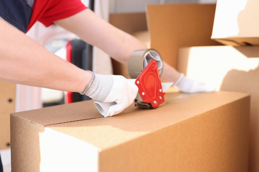 Czym oklejać przesyłki kurierskie?