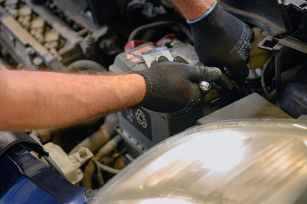 odkręcanie akumulatora samochodowego