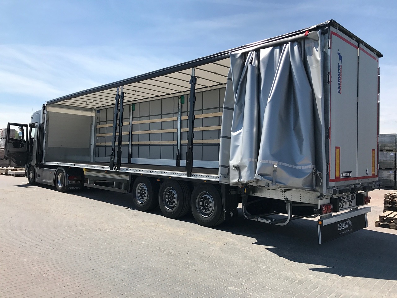 Spedytor - kto to jest? Czym się zajmuje w pracy oraz ile zarabia?