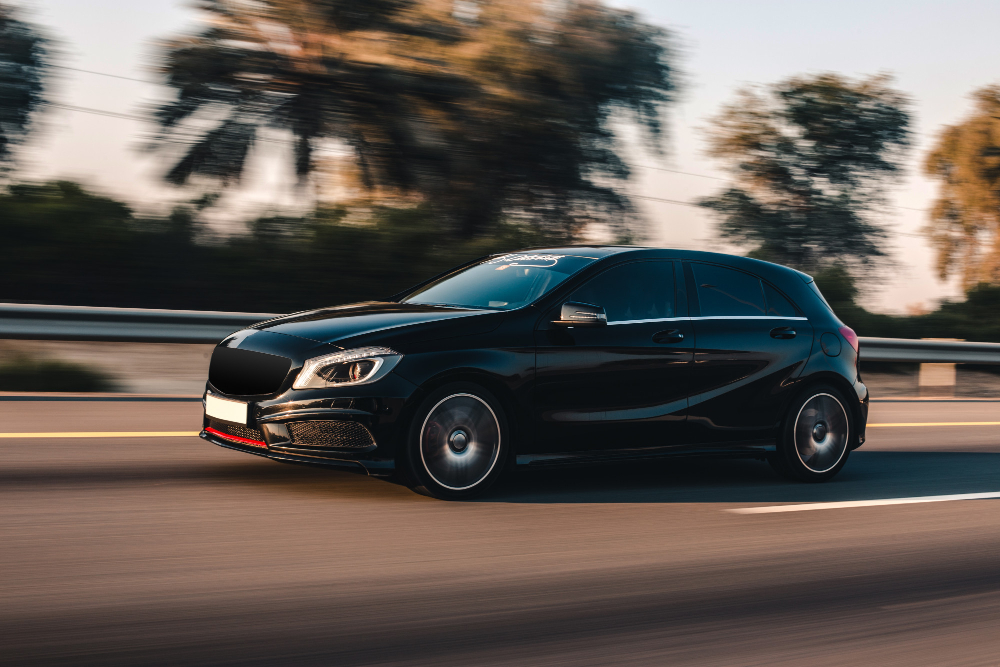 Przyciemnianie szyb samochodowych: komfort, ochrona i styl