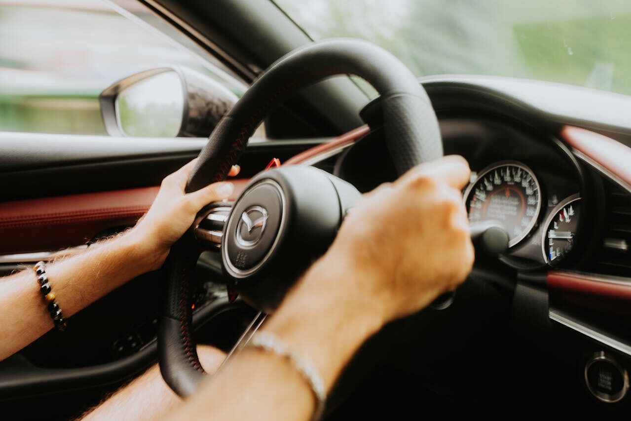 Długa przerwa od kierownicy – jak bezpiecznie wrócić do jazdy samochodem po latach?