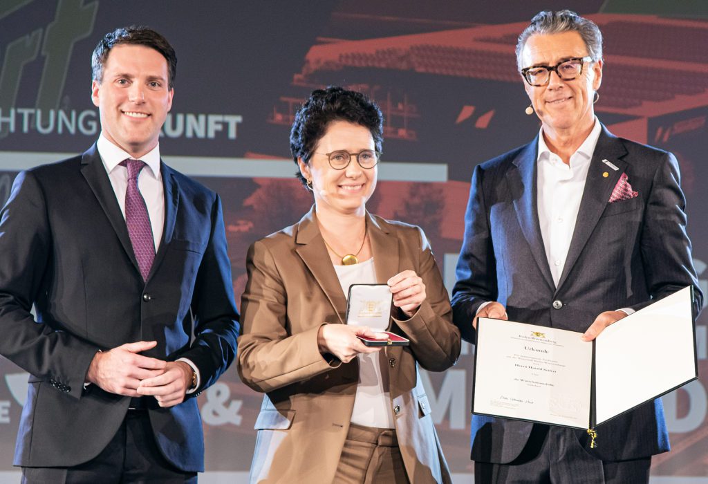 Wręczenie Medalu Gospodarczego Landu Badenii-Wirtembergii przez Panią Marion Gentges, Minister Sprawiedliwości i Migracji oraz Manuela Hagela, Przewodniczącego Grupy Parlamentarnej CDU w Parlamencie Krajowym, Haraldowi Seifertowi, Przewodniczącemu Rady Doradczej Grupy Logistycznej Seifert.