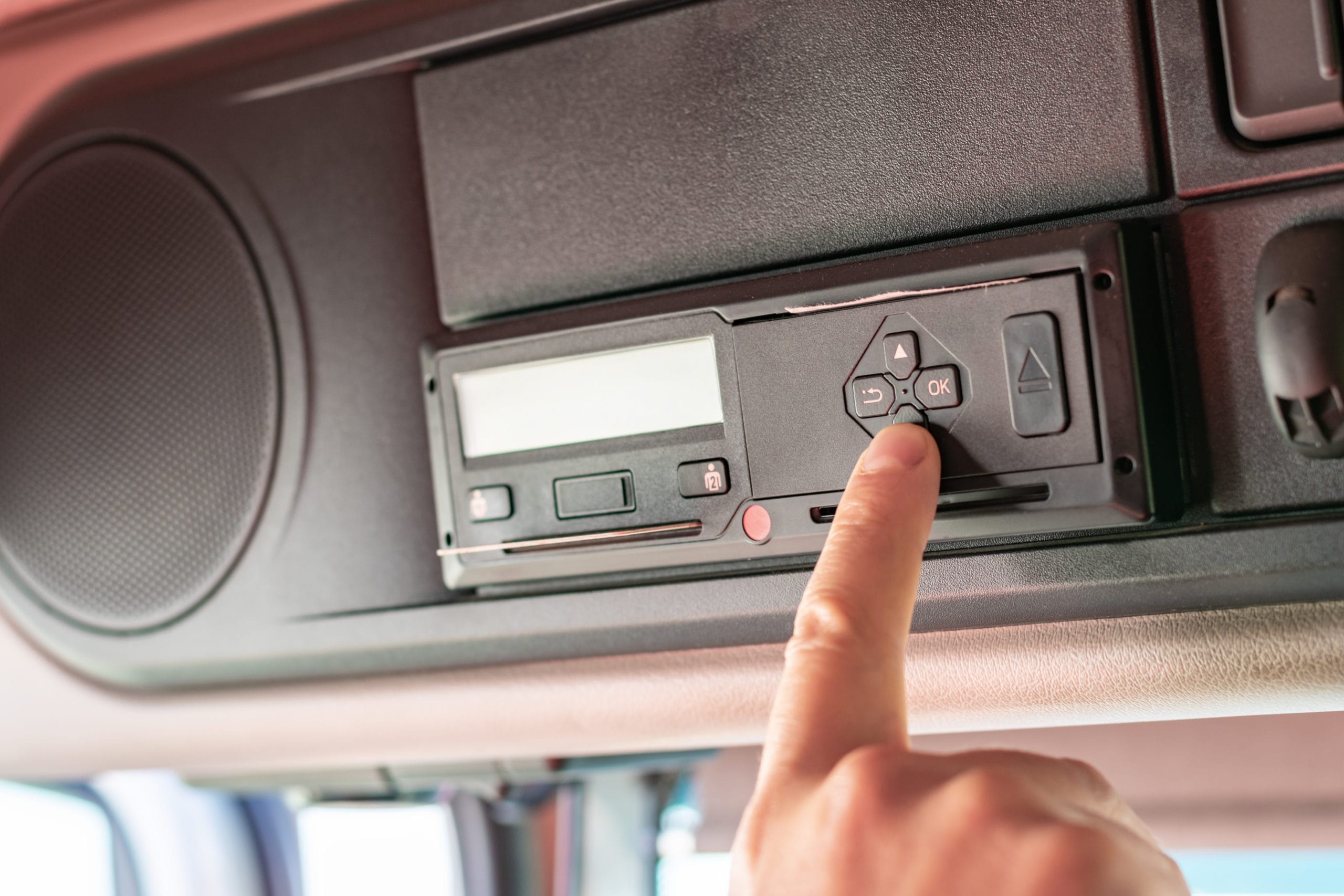 Rodzaje tachografów i ich zastosowanie w transporcie drogowym