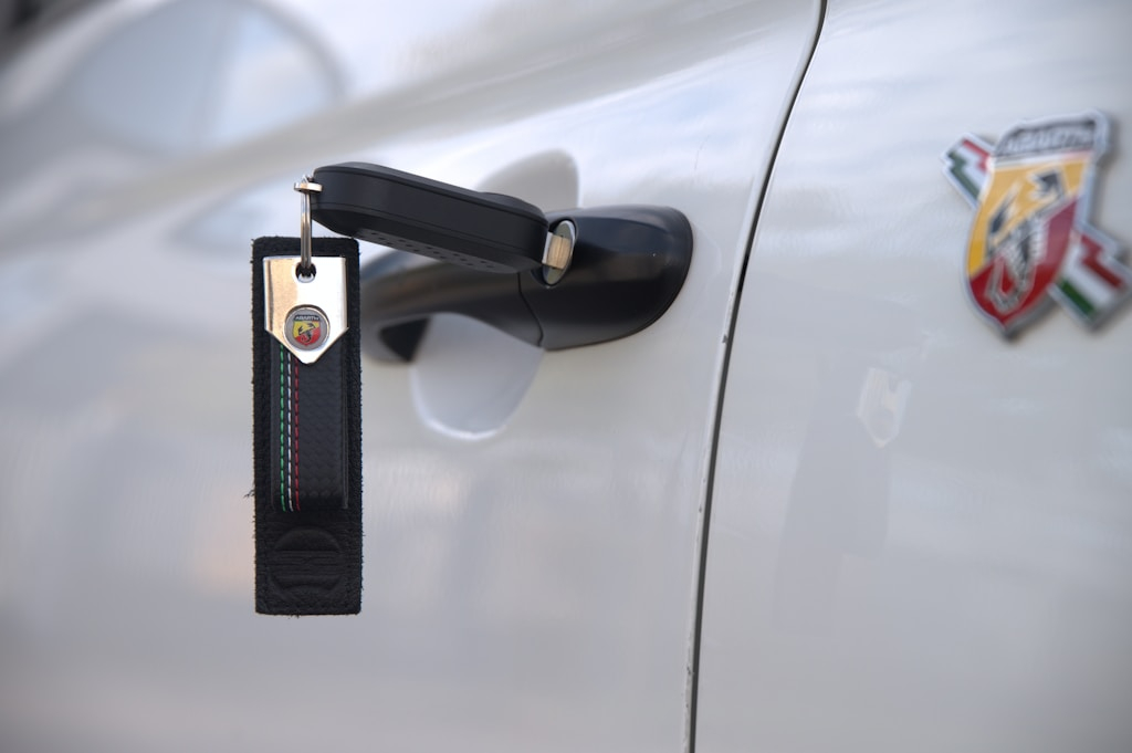 Drobne akcesoria samochodowe, które ułatwiają pielęgnację i podnoszą funkcjonalność auta